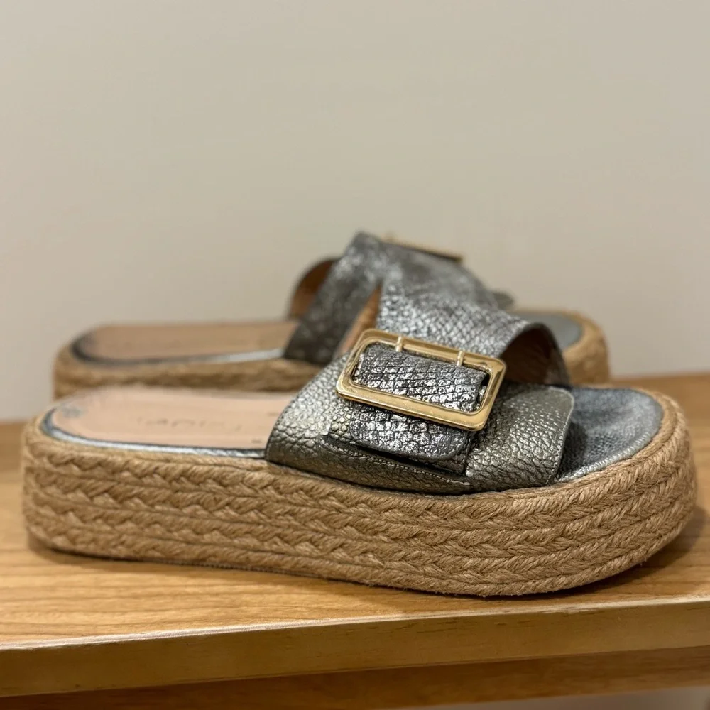 trianimi Platform size 38 / pair of silver espadrille sandals with a gold buckle
